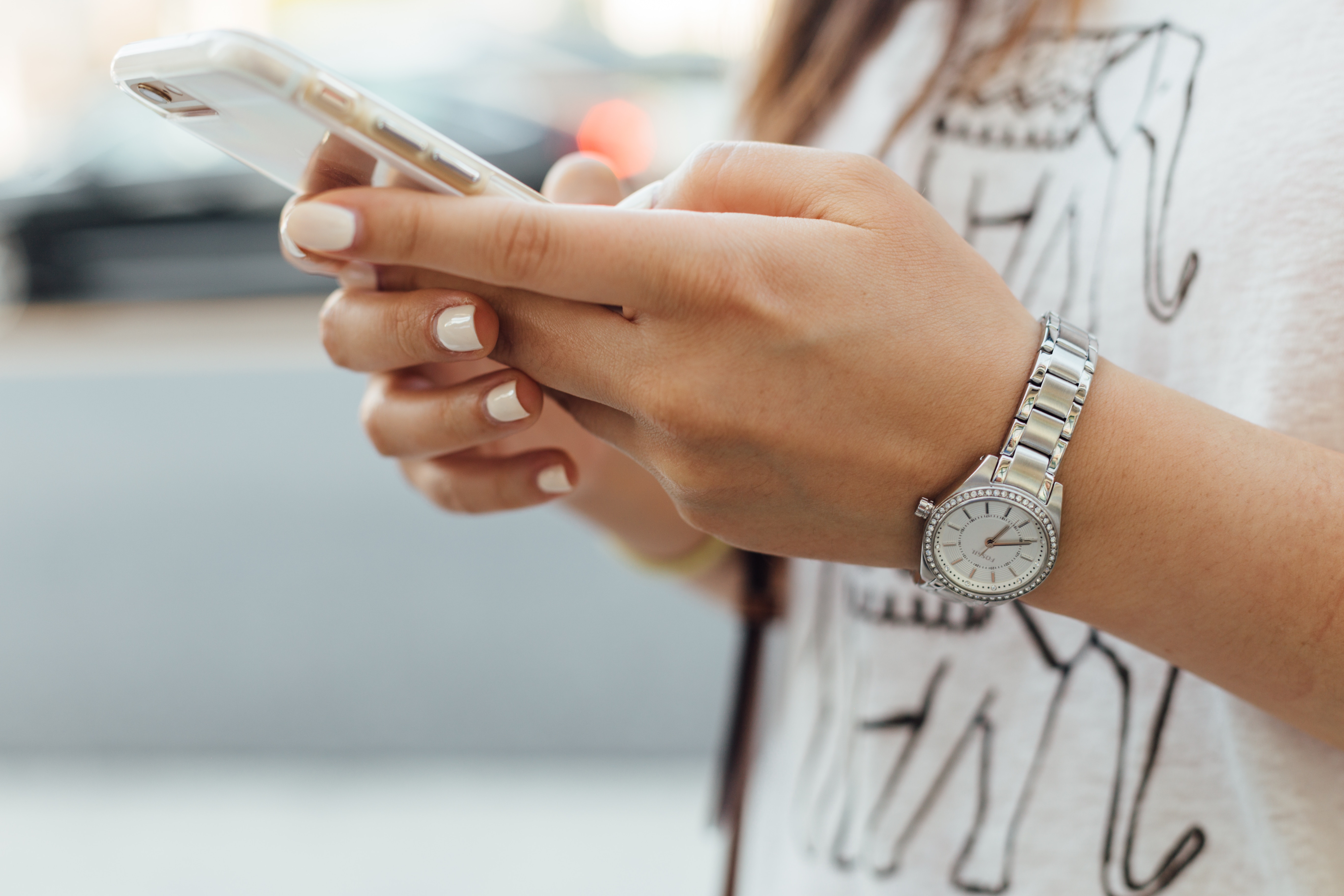 girl-holding-phone